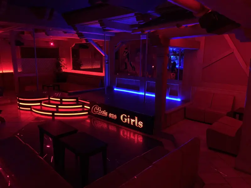 CHALET ONE GIRLS disco pub