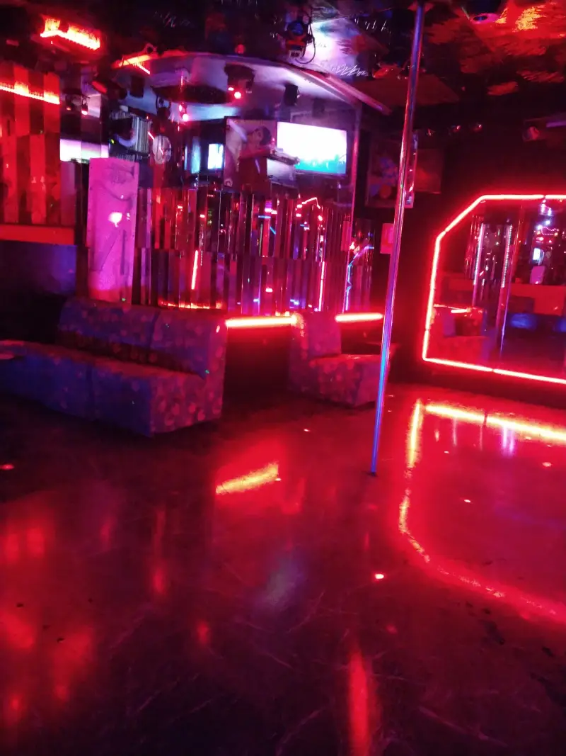 WHITE DEVIL night club